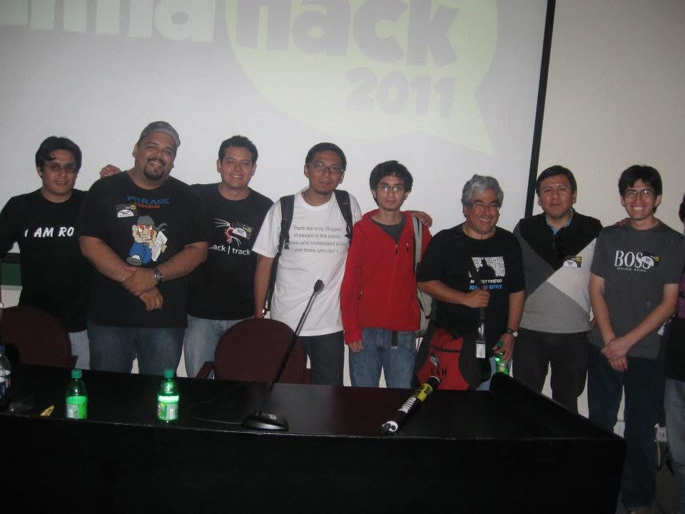 LimaHack 2011: soy el de casaca roja XD