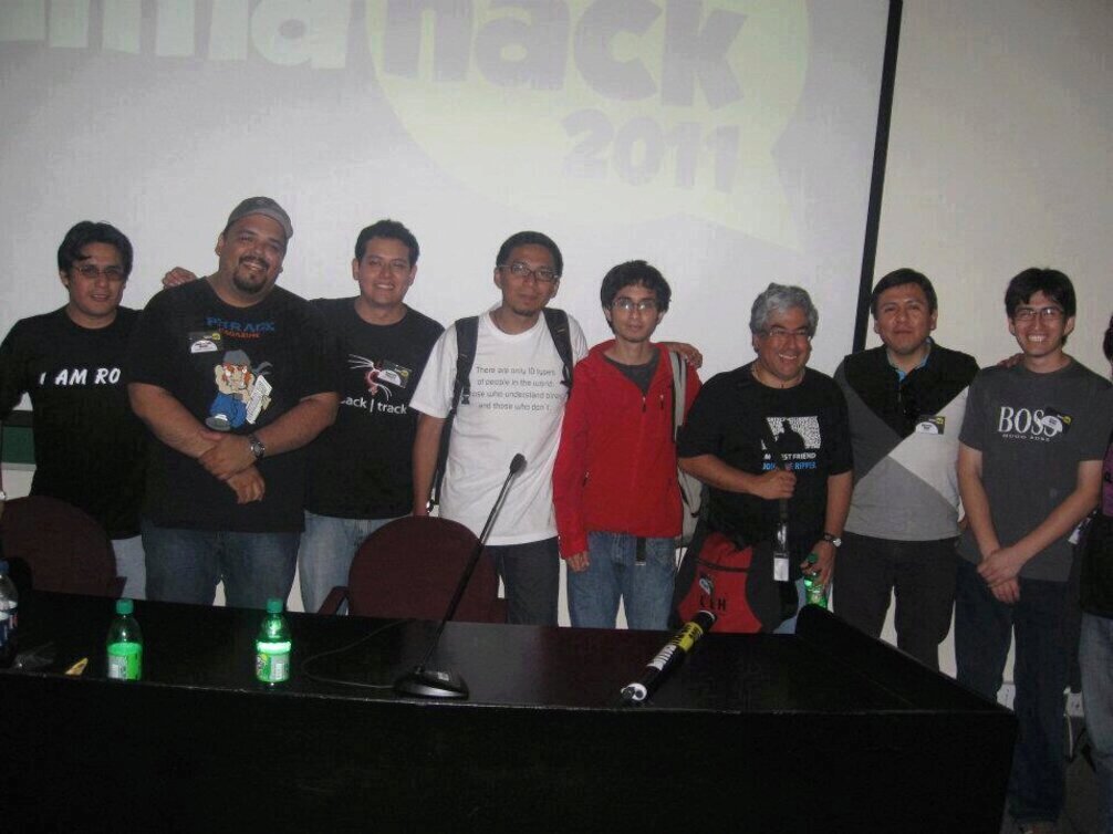 LimaHack 2011: I'm the guy in red coat XD